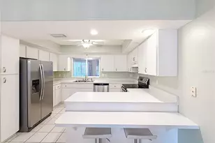 817 Berry Hill Cir, Fruitland Park, FL 34731 - Photo 8