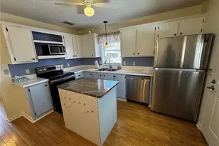 1218 Pompano Ln, Lady Lake, FL 32159 - Photo 4