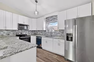 1120 Gardner Ln, Mount Dora, FL 32757 - Photo 4