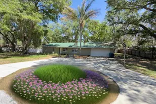 207 Mandarin Ln, Fruitland Park, FL 34731 - Photo 2