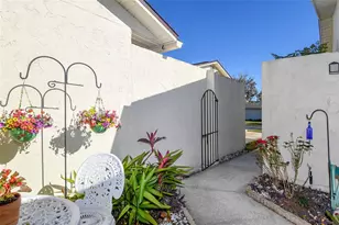 2225 Cypress Ct, Tavares, FL 32778 - Photo 4