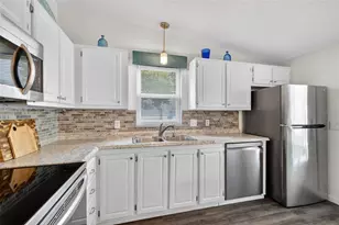 728 Prado Dr, Lady Lake, FL 32159 - Photo 6