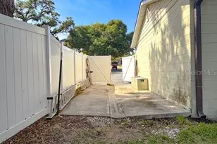 121 E Pine St, Howey in the Hills, FL 34737 - Photo 32