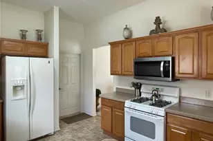 641 Stratford Ln, The Villages, FL 32162 - Photo 4