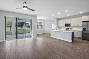 577 Dowling Cir, Lady Lake, FL 32159 - Photo 4