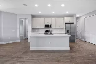 577 Dowling Cir, Lady Lake, FL 32159 - Photo 2
