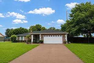 200 Waters Edge Dr, Leesburg, FL 34748 - Photo 1