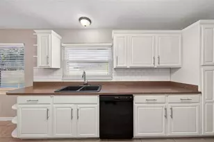 610 W Maud St, Tavares, FL 32778 - Photo 10