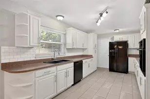 610 W Maud St, Tavares, FL 32778 - Photo 4