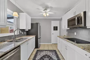 1004 Laredo Ln, Lady Lake, FL 32159 - Photo 6