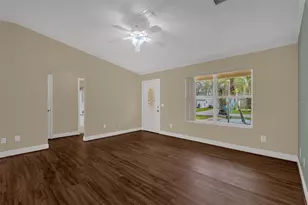 17648 SE 93rd Butler Ct, The Villages, FL 32162 - Photo 4