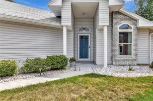 21707 Queen Mary Ct, Leesburg, FL 34748 - Photo 2