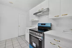 954 Avalon Ave, Lady Lake, FL 32159 - Photo 8
