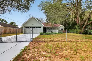 40107 Oakridge Dr, Lady Lake, FL 32159 - Photo 2