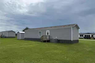 1129 NW 12th Ln, Lake Panasoffkee, FL 33538 - Photo 4