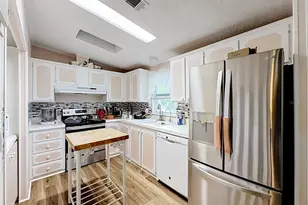 1559 Nassau Cir, Tavares, FL 32778 - Photo 14