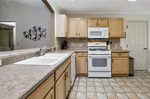 17617 SE 80th Altamaha Ct, The Villages, FL 32162 - Photo 4