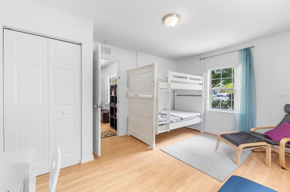 1701 38 Ave, Saint Petersburg FL  33713-1949 exterior