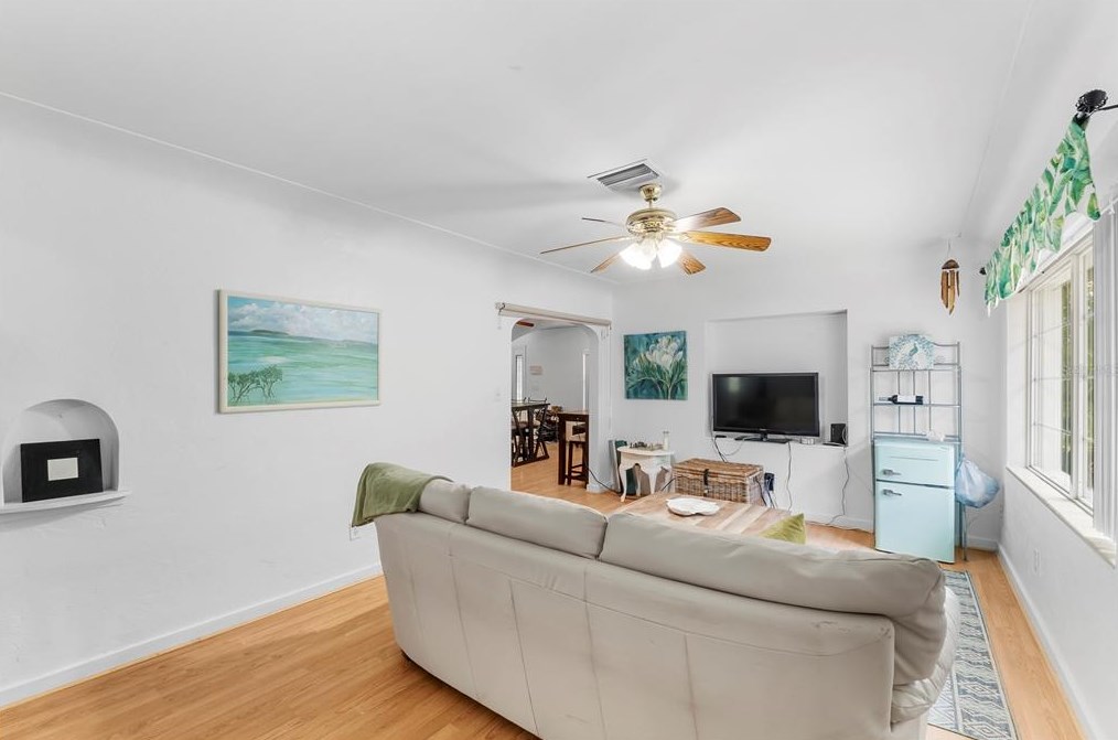 1701 38 Ave, Saint Petersburg FL  33713-1949 exterior