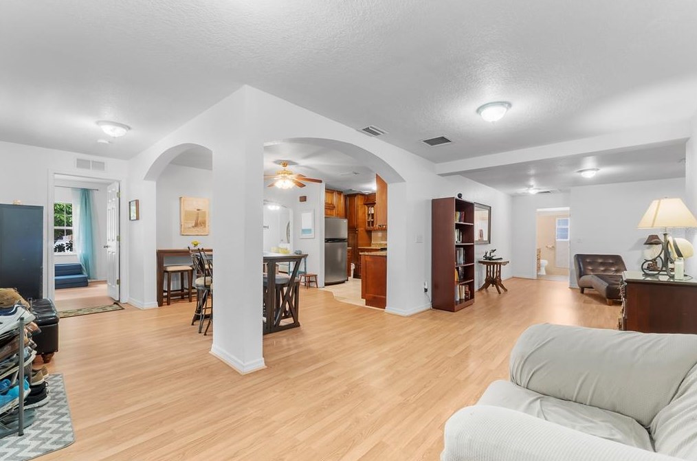 1701 38 Ave, Saint Petersburg FL  33713-1949 exterior