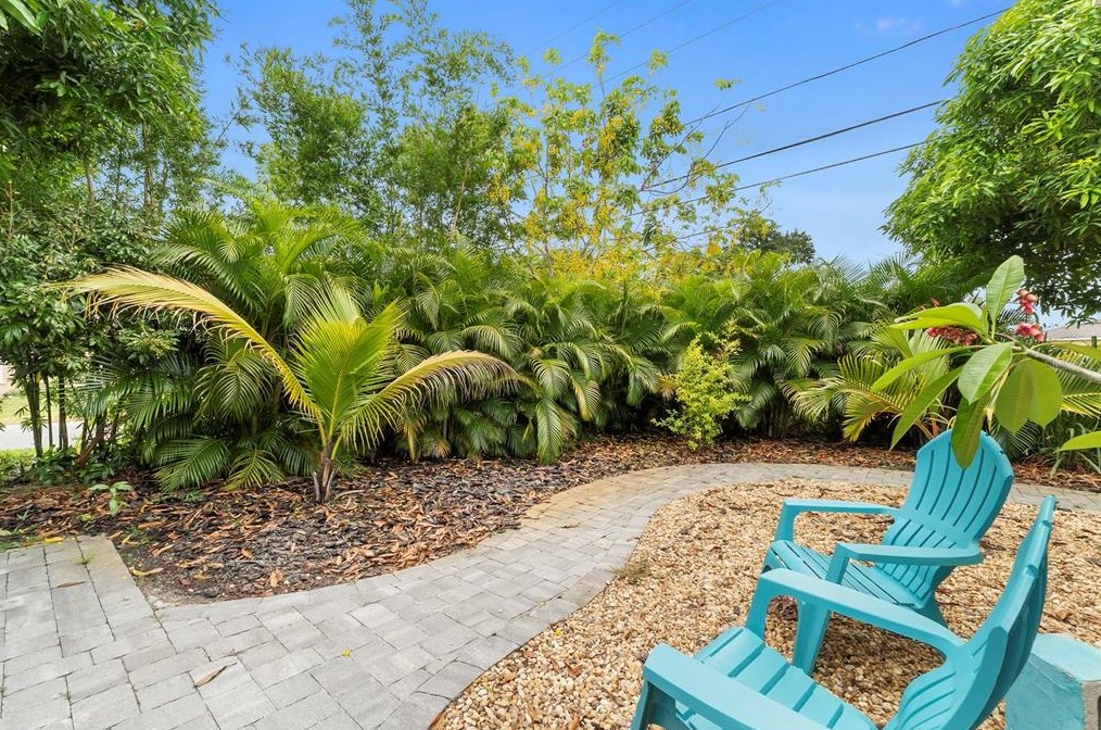 1701 38 Ave, Saint Petersburg FL  33713-1949 exterior