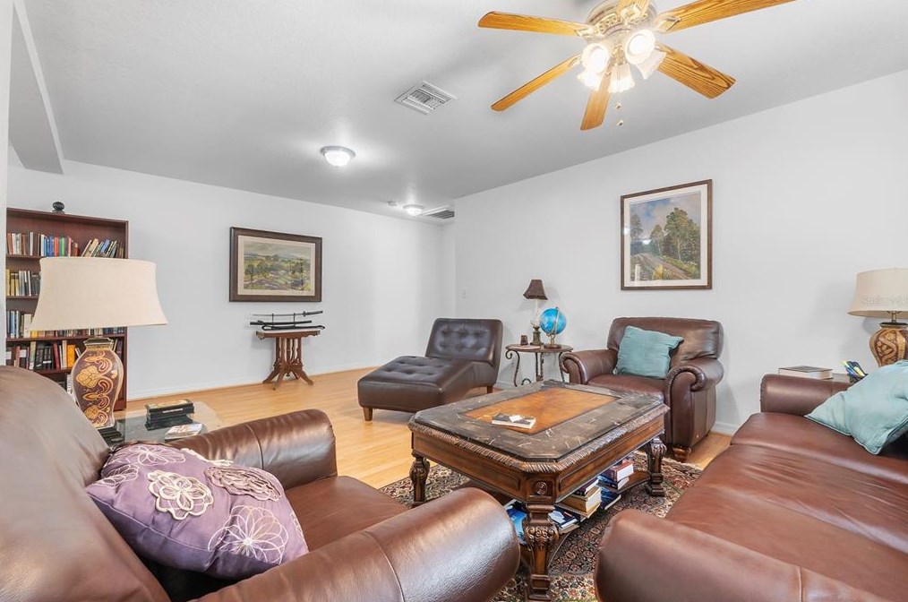 1701 38 Ave, Saint Petersburg FL  33713-1949 exterior