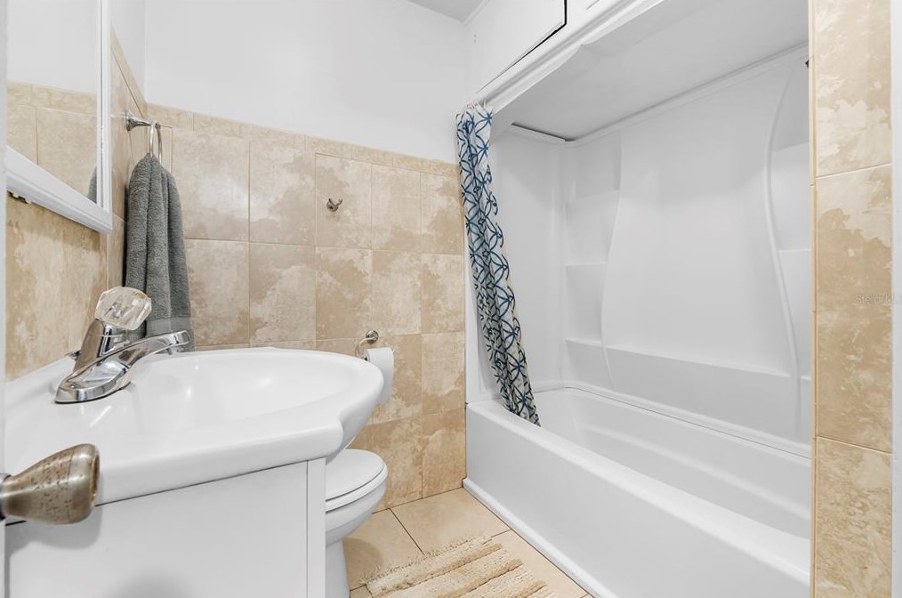 1701 38 Ave, Saint Petersburg FL  33713-1949 exterior