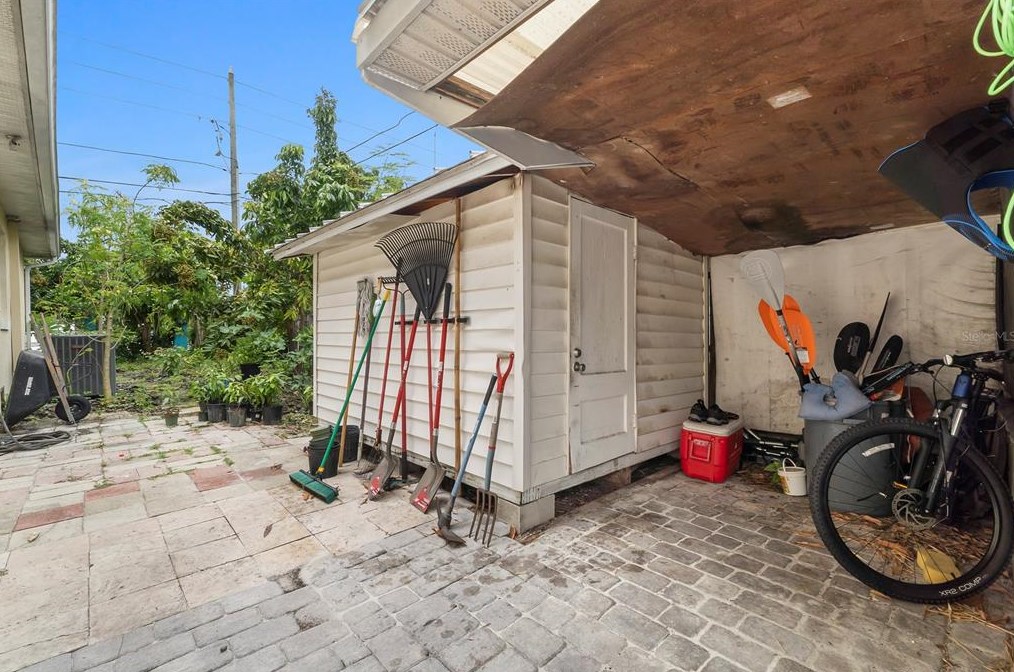 1701 38 Ave, Saint Petersburg FL  33713-1949 exterior