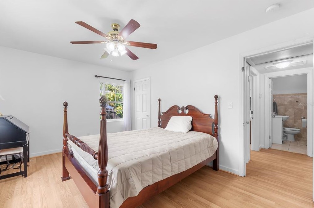 1701 38 Ave, Saint Petersburg FL  33713-1949 exterior