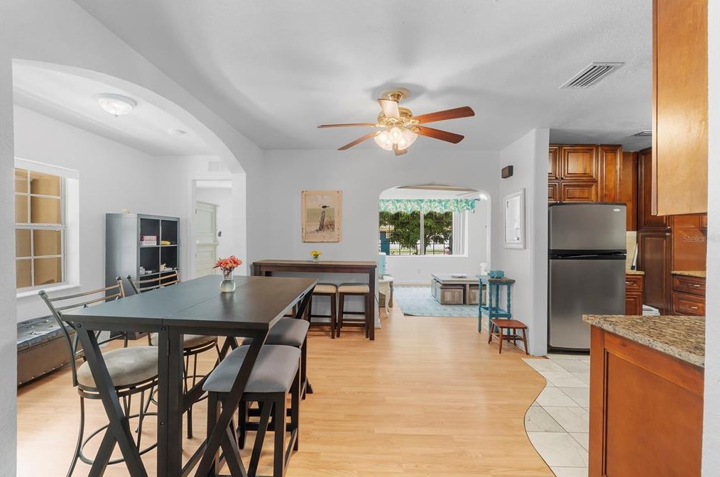 1701 38 Ave, Saint Petersburg FL  33713-1949 exterior