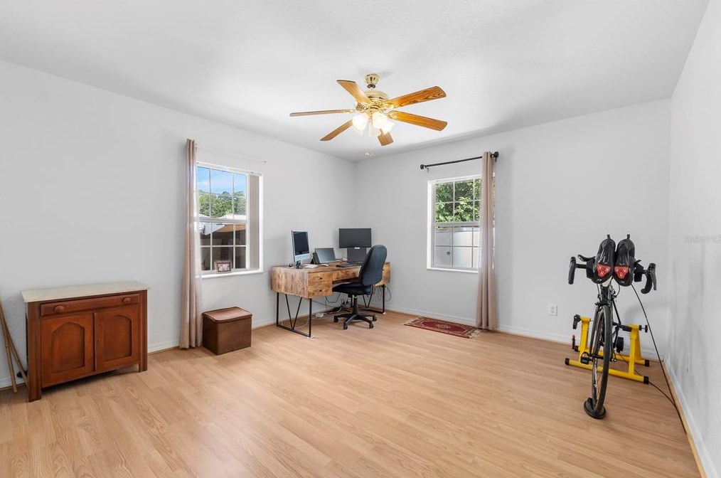 1701 38 Ave, Saint Petersburg FL  33713-1949 exterior