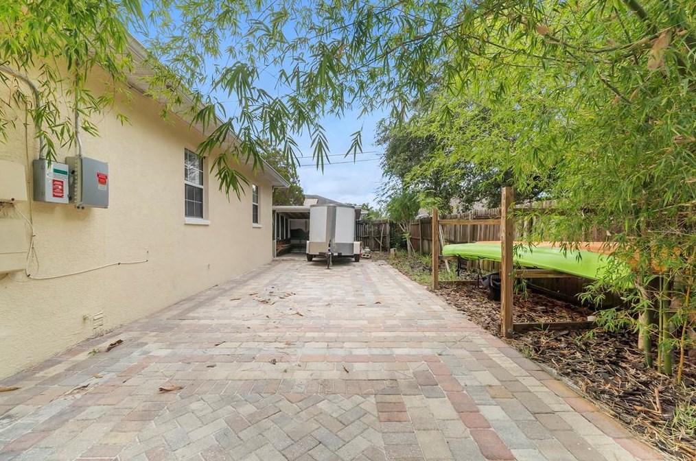 1701 38 Ave, Saint Petersburg FL  33713-1949 exterior