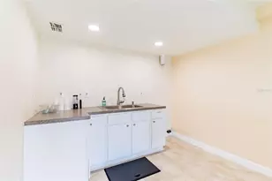 7182 E Bank Dr, Tampa, FL 33617 - Photo 8