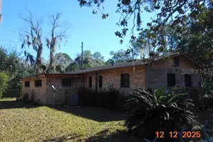2212 NE 8 Ave NE, Gainesville, FL 32641 - Photo 2