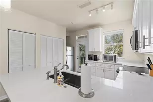 621 SW 10th St, Gainesville, FL 32601 - Photo 10