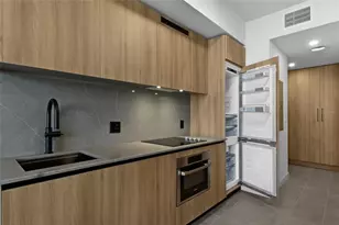 121 NE 5th St, Miami, FL 33132 - Photo 12