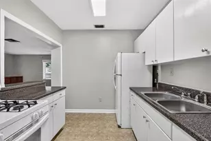 914 NE 11th Ave, Gainesville, FL 32601 - Photo 8