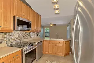 7805 38th Ct E, Sarasota, FL 34243 - Photo 12