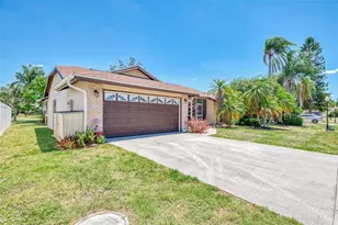 7805 38th Ct E, Sarasota, FL 34243 - Photo 2