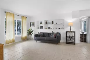1032 NE 19th Pl, Gainesville, FL 32609 - Photo 2
