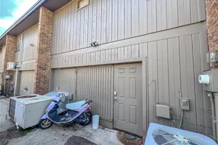 704 NE 1st St, Gainesville, FL 32601 - Photo 2