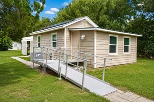 5811 11th St, Zephyrhills, FL 33542 - Photo 2