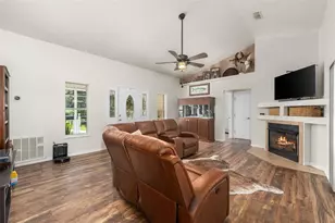 646 NE 2nd St, Williston, FL 32696 - Photo 4