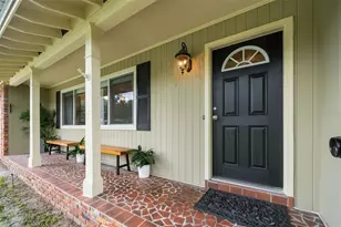 817 NW 37th Dr, Gainesville, FL 32605 - Photo 2