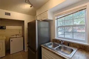 620 SW 10th Ln, Gainesville, FL 32601 - Photo 8
