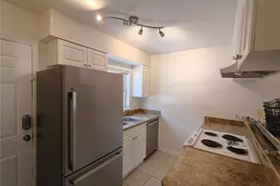 620 SW 10th Ln, Gainesville, FL 32601 - Photo 6