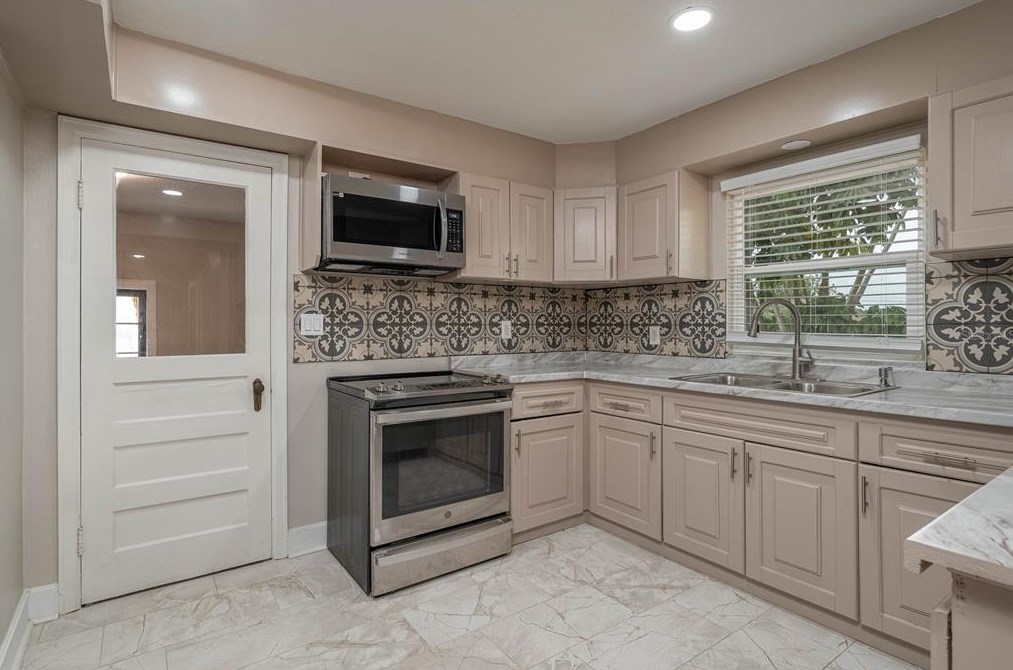 637 Avenue H, Winter Haven FL  33881-4250 exterior