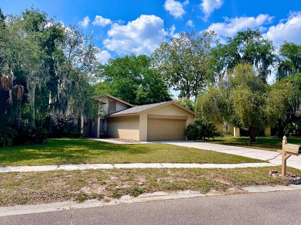 2107 Elmwood Ct, Plant City, FL 33563
