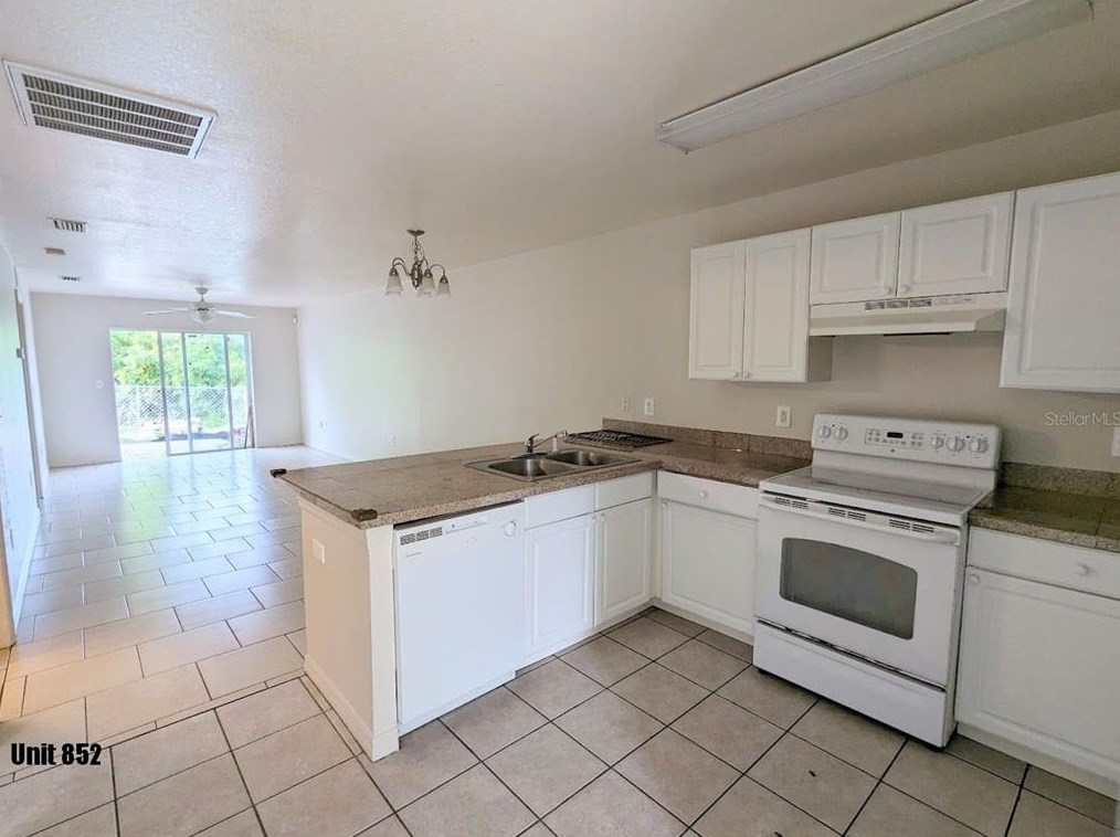 848 Fox Lake Dr, Lakeland, FL 33809-2287