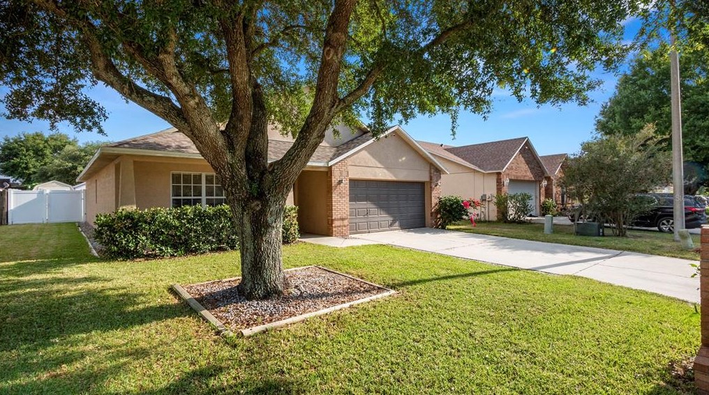 111 Citrus Landing Dr, Plant City, FL 33563-6922